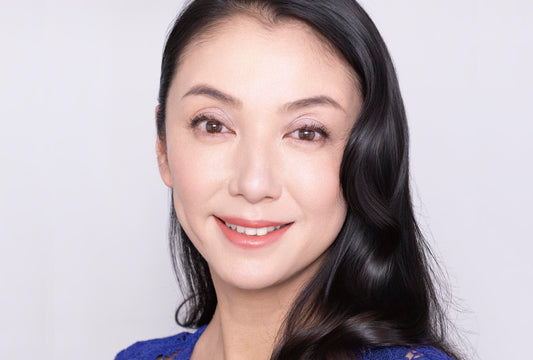 昼の外出から、夜は華やかな席へ。<br>昼のメイクをドレスアップする<br>「ドラマチックなリタッチメイク」