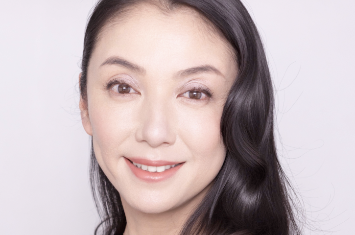 仕事の顔からドレスアップの顔へ<br>ドラマチックに変わる<br>「Eita流リタッチメイク」